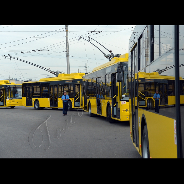 Київ. У тролейбусному депо №1 відбулася презентація нових тролейбусів, що були закуплені за кредитні кошти ЄБРР