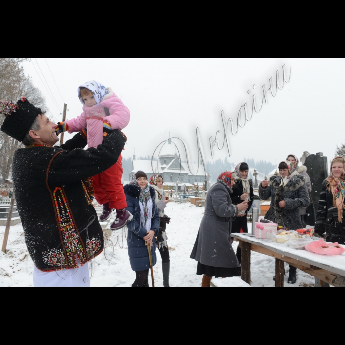 Різдво в Карпатах – особливе свято, в якому тісно переплітаються народні звичаї та традиції. Прадавній обряд святкування Різдва Христового до сьогодні зберігається в с. Ільці Верховинського району Івано-Франківської області, в якому люди з покоління в покоління передають архаїчні традиції цього свята.