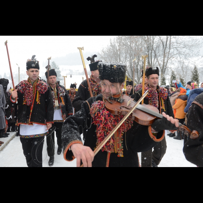 Різдво в Карпатах – особливе свято, в якому тісно переплітаються народні звичаї та традиції. Прадавній обряд святкування Різдва Христового до сьогодні зберігається в с. Ільці Верховинського району Івано-Франківської області, в якому люди з покоління в покоління передають архаїчні традиції цього свята.