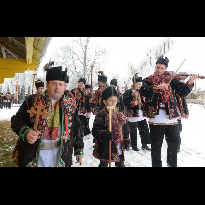 Різдво в Карпатах – особливе свято, в якому тісно переплітаються народні звичаї та традиції. Прадавній обряд святкування Різдва Христового до сьогодні зберігається в с. Ільці Верховинського району Івано-Франківської області, в якому люди з покоління в покоління передають архаїчні традиції цього свята.