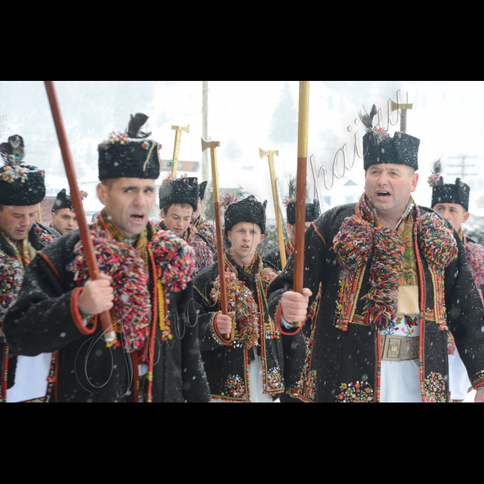 Різдво в Карпатах – особливе свято, в якому тісно переплітаються народні звичаї та традиції. Прадавній обряд святкування Різдва Христового до сьогодні зберігається в с. Ільці Верховинського району Івано-Франківської області, в якому люди з покоління в покоління передають архаїчні традиції цього свята.