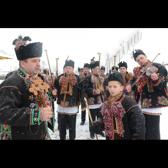 Різдво в Карпатах – особливе свято, в якому тісно переплітаються народні звичаї та традиції. Прадавній обряд святкування Різдва Христового до сьогодні зберігається в с. Ільці Верховинського району Івано-Франківської області, в якому люди з покоління в покоління передають архаїчні традиції цього свята.