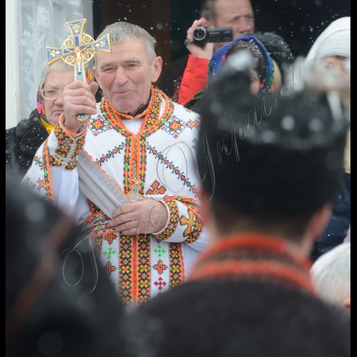 Різдво в Карпатах – особливе свято, в якому тісно переплітаються народні звичаї та традиції. Прадавній обряд святкування Різдва Христового до сьогодні зберігається в с. Ільці Верховинського району Івано-Франківської області, в якому люди з покоління в покоління передають архаїчні традиції цього свята.