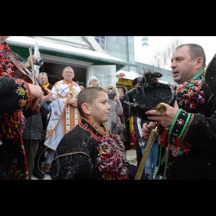 Різдво в Карпатах – особливе свято, в якому тісно переплітаються народні звичаї та традиції. Прадавній обряд святкування Різдва Христового до сьогодні зберігається в с. Ільці Верховинського району Івано-Франківської області, в якому люди з покоління в покоління передають архаїчні традиції цього свята.