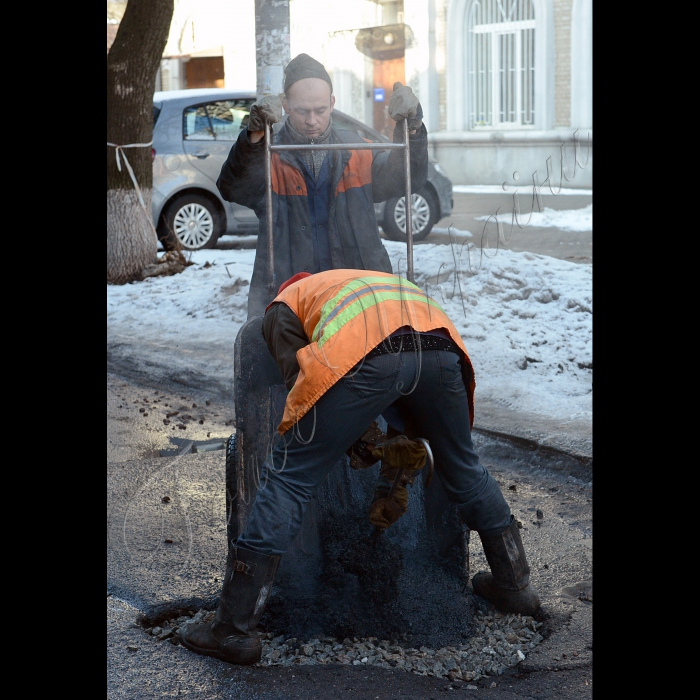 Київ. Ямковий ремонт дорожнього полотна на Печерській площі.