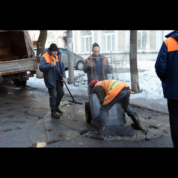 Київ. Ямковий ремонт дорожнього полотна на Печерській площі.