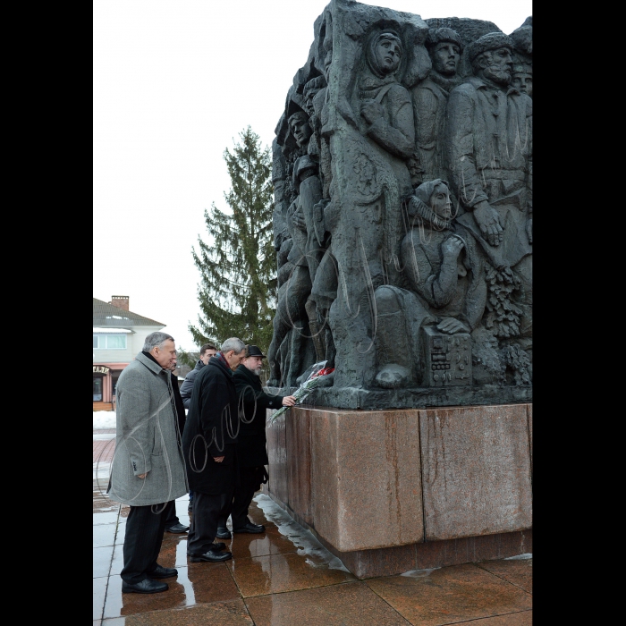 1 березня 1943 року в м. Корюківці Чернігівської області  розпочалася найзначніша у роки Другої світової війни    каральна акція проти мирного населення міста, в результаті якої закатовано, спалено майже 7000 мирних громадян. 
Траса Київ--Чернігів, ремонт доріг після зими.
