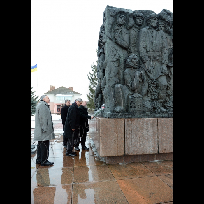 1 березня 1943 року в м. Корюківці Чернігівської області  розпочалася найзначніша у роки Другої світової війни    каральна акція проти мирного населення міста, в результаті якої закатовано, спалено майже 7000 мирних громадян. 
Траса Київ--Чернігів, ремонт доріг після зими.
