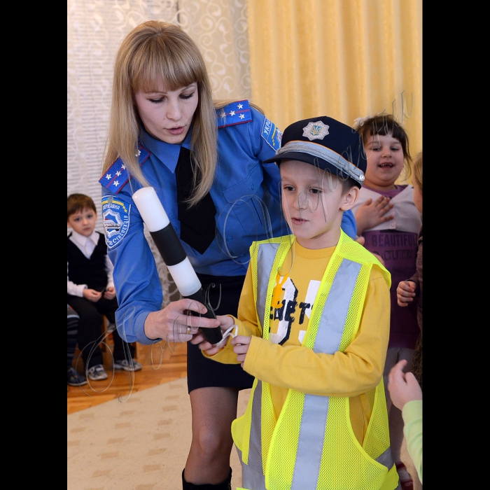 Дитячий садок №201. Дарницький район Києва. Співробітники ДАІ провели урок для дітей з правил безпеки на дорозі.
