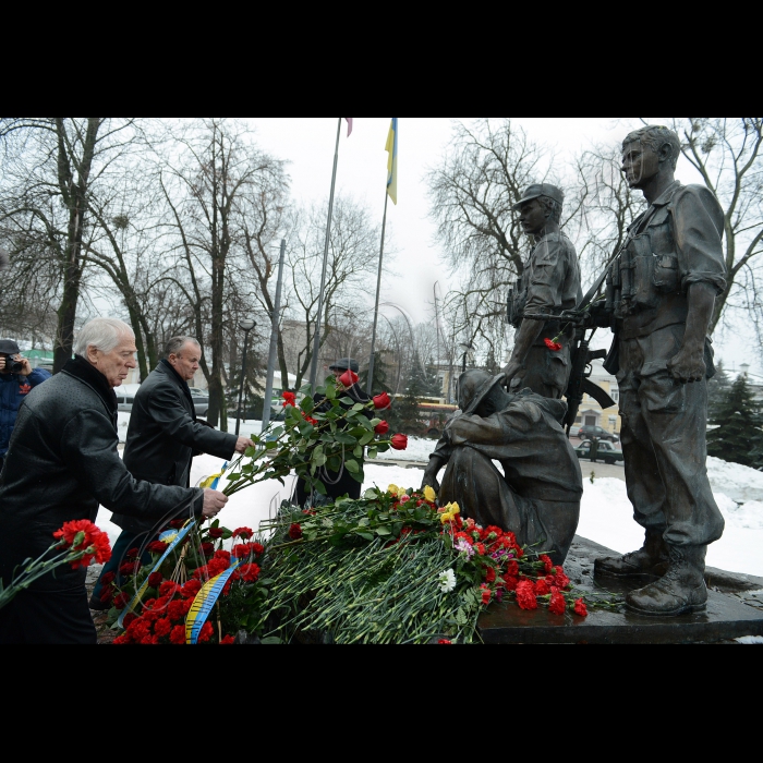 Київ. Урочисті заходи до Дня вшанування учасників бойових дій на території інших держав та 24-ї річниці виведення військ з Афганістану біля Всеукраїнського меморіального комплексу - пам'ятника полеглим в Афганістані за участю Київської обласної організації УСВА (вул. Лаврська, 1).