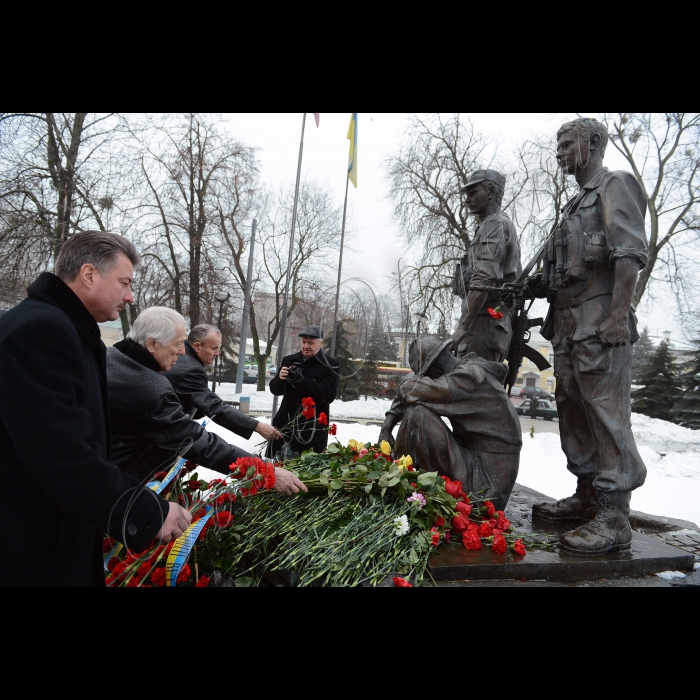 Київ. Урочисті заходи до Дня вшанування учасників бойових дій на території інших держав та 24-ї річниці виведення військ з Афганістану біля Всеукраїнського меморіального комплексу - пам'ятника полеглим в Афганістані за участю Київської обласної організації УСВА (вул. Лаврська, 1).