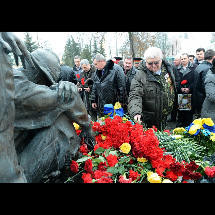 Київ. Урочисті заходи до Дня вшанування учасників бойових дій на території інших держав та 24-ї річниці виведення військ з Афганістану біля Всеукраїнського меморіального комплексу - пам'ятника полеглим в Афганістані за участю Київської обласної організації УСВА (вул. Лаврська, 1).