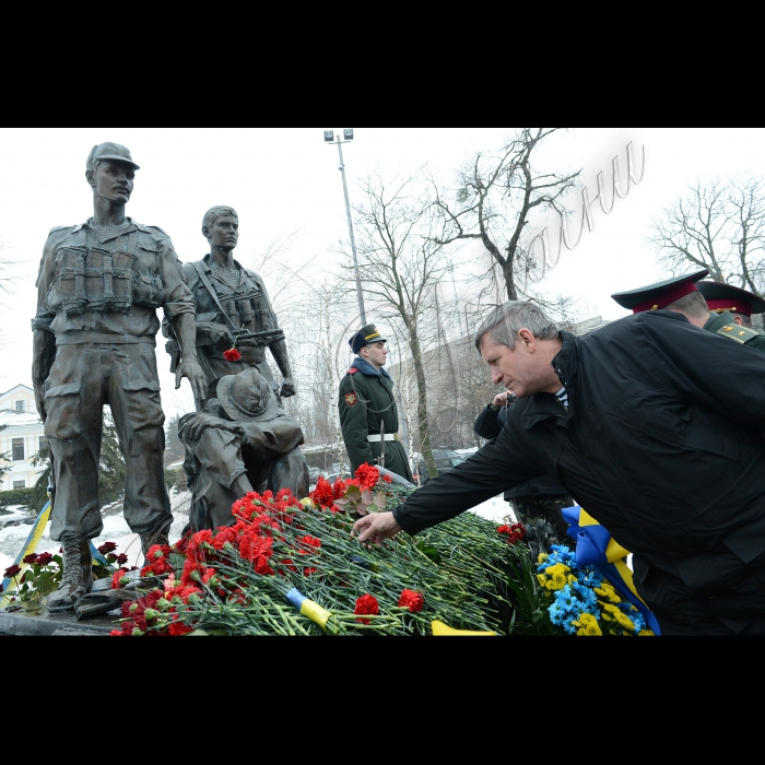 Київ. Урочисті заходи до Дня вшанування учасників бойових дій на території інших держав та 24-ї річниці виведення військ з Афганістану біля Всеукраїнського меморіального комплексу - пам'ятника полеглим в Афганістані за участю Київської обласної організації УСВА (вул. Лаврська, 1).