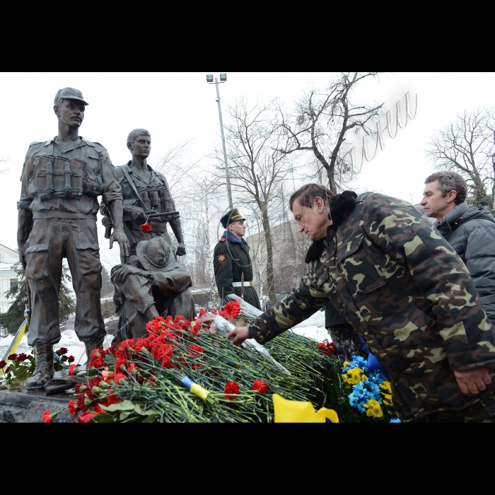 Київ. Урочисті заходи до Дня вшанування учасників бойових дій на території інших держав та 24-ї річниці виведення військ з Афганістану біля Всеукраїнського меморіального комплексу - пам'ятника полеглим в Афганістані за участю Київської обласної організації УСВА (вул. Лаврська, 1).