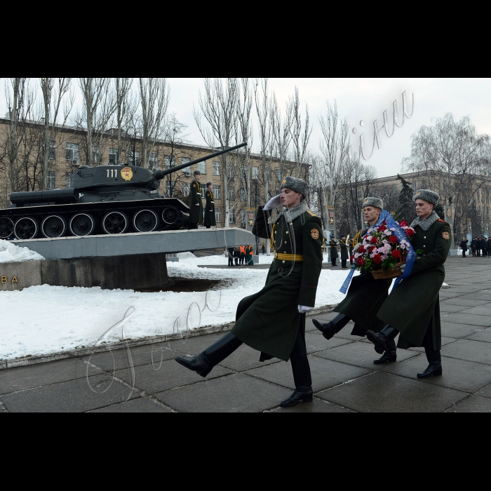 Напередодні Дня захисника Вітчизни відбулося покладання квітів до пам’ятника Визволителям Києва на проспекті Перемоги.