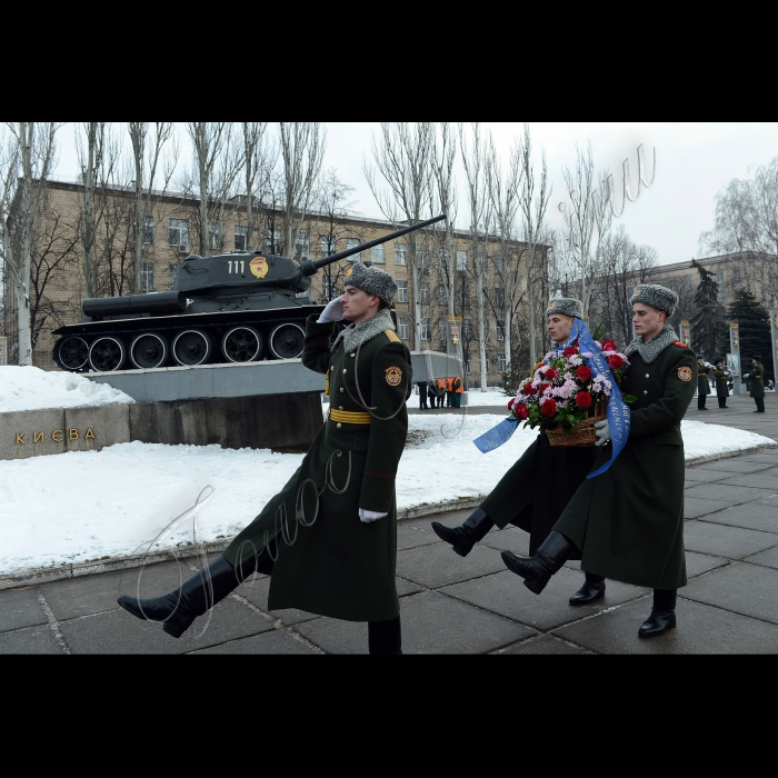 Напередодні Дня захисника Вітчизни відбулося покладання квітів до пам’ятника Визволителям Києва на проспекті Перемоги.