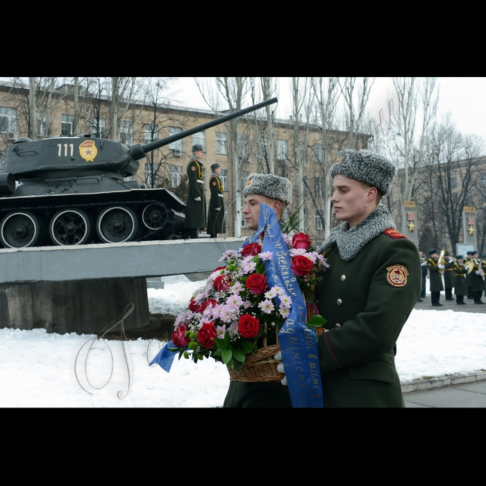 Напередодні Дня захисника Вітчизни відбулося покладання квітів до пам’ятника Визволителям Києва на проспекті Перемоги.