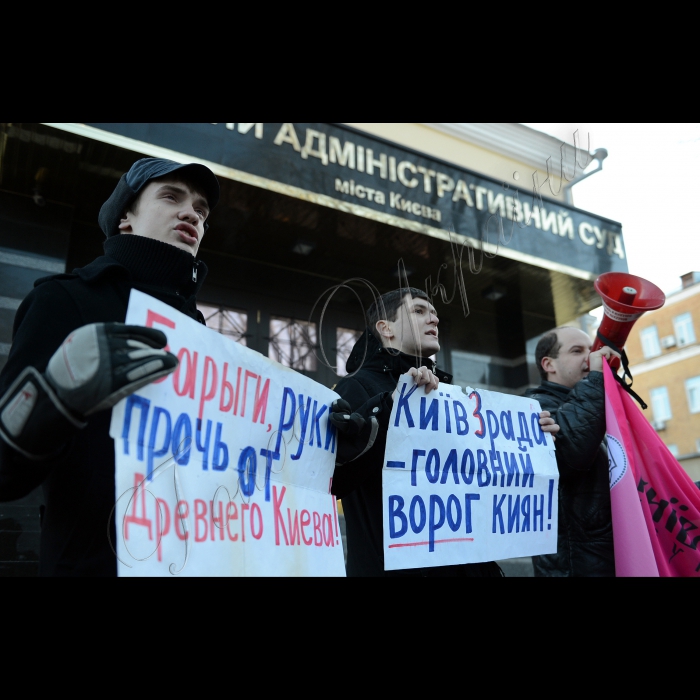 Біля Окружного адміністративного суду м. Києва відбулася акція «Бариги, заберіть граблі від Гостиного двору!». Окружний адміністративний суд м. Києва (головуючий -- суддя Віталій Амельохін) розгляне позов до Кабінету Міністрів України, ПАТ «Укрреставрація», Міністерства культури України про визнання незаконною постанови КМУ № 1380 від 15 серпня 2011 р., якою  Гостиний двір виключений із списку пам’ятників архітектури України, що перебувають під охороною держави.  Організатор: громадянська кампанія «Форум порятунку Києва». 