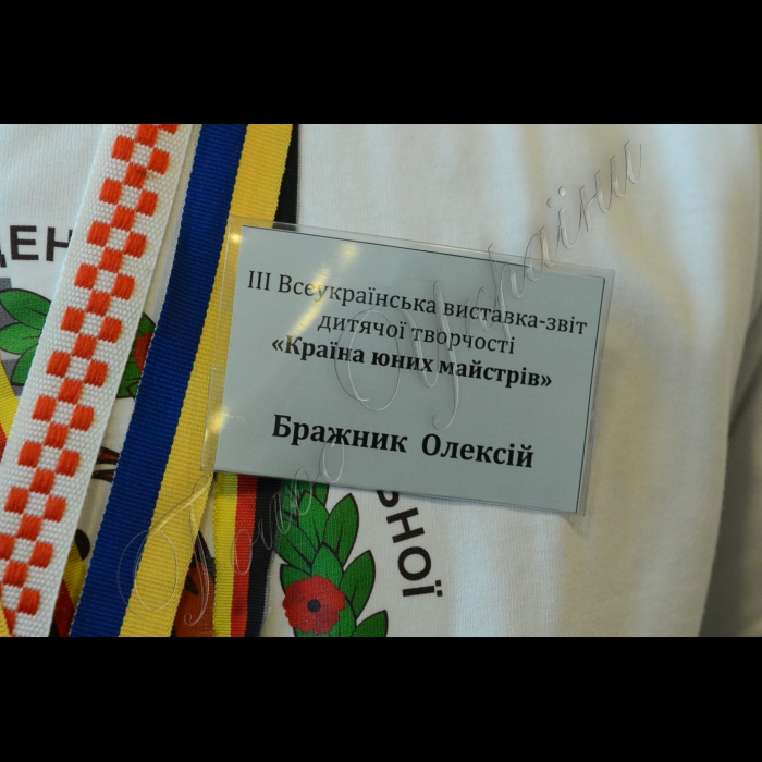 Президент України Віктор Янукович відвідав ІІІ Всеукраїнську виставку-звіт дитячої творчості «Країна юних майстрів». Вона організована Міністерством освіти і науки, молоді та спорту як своєрідний творчий звіт вихованців позашкільних закладів -- лауреатів і переможців міжнародних і всеукраїнських масових заходів, проведених минулого року. Цьогорічна виставка сформована у вигляді тематичних містечок за основними напрямами позашкільної освіти: «Місто Мистецтв», «Місто Народних ремесел», «Місто Фантазерів», «Місто Науки»,  «Місто Юннатів», «Місто Мандрів».  