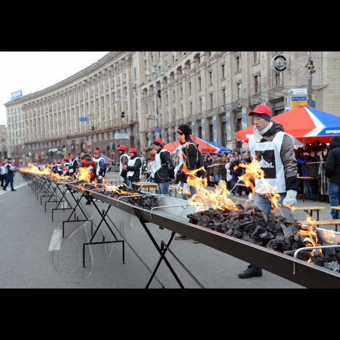 На Майдані Незалежності відбулося свято «Шашлик завдовжки в 50 поверхів від ресторану «Двір Голосіївський», присвячене встановленню двох світових рекордів -- найдовший шашлик 150 метрів на найдовшому 150-метровому мангалі від ресторанного комплексу «Двір Голосіївський». 10 чоловік його смажили, ще 70 ставили м'ясо, решта ж 60 пригощали усіх присутніх гарячим глінтвейном і пікантним шашликом. Рекорди зареєстровані Національним реєстром рекордів України. 