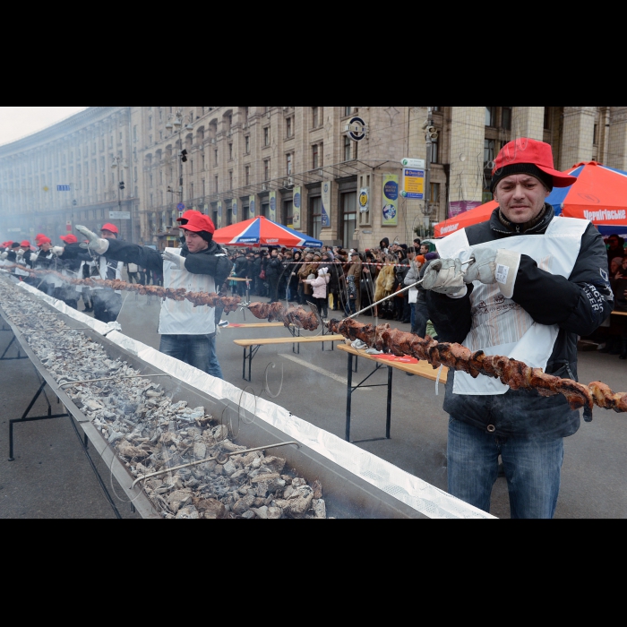 На Майдані Незалежності відбулося свято «Шашлик завдовжки в 50 поверхів від ресторану «Двір Голосіївський», присвячене встановленню двох світових рекордів -- найдовший шашлик 150 метрів на найдовшому 150-метровому мангалі від ресторанного комплексу «Двір Голосіївський». 10 чоловік його смажили, ще 70 ставили м'ясо, решта ж 60 пригощали усіх присутніх гарячим глінтвейном і пікантним шашликом. Рекорди зареєстровані Національним реєстром рекордів України. 