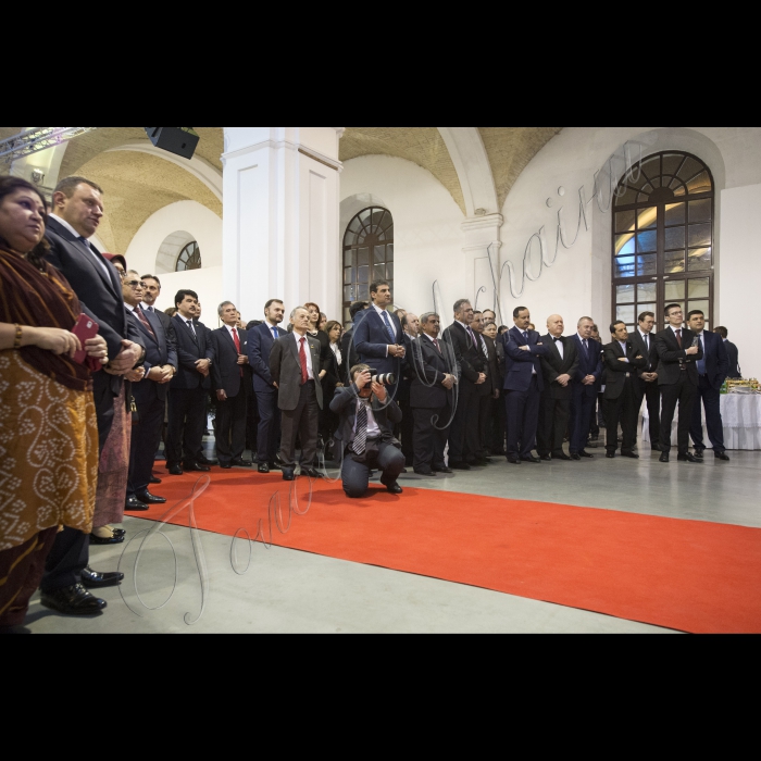 Голова ВР України Володимир Гройсман, Прем’єр-міністр України Арсеній Яценюк взяли участь у  традиційній новорічній зустрічі з керівниками дипломатичних представництв іноземних держав та міжнародних організацій, акредитованих в Україні, на запрошення Президента України Петра Порошенка