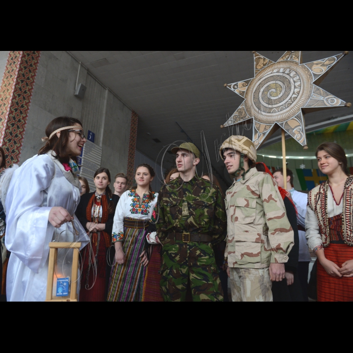 В Українському кризовому медіа-центрі студенти Української Академії Лідерства показали традиційний український вертеп у сучасній інтерпретації. Особливістю вертепу Академії  те, що його учасниками є студенти з усіх областей України 