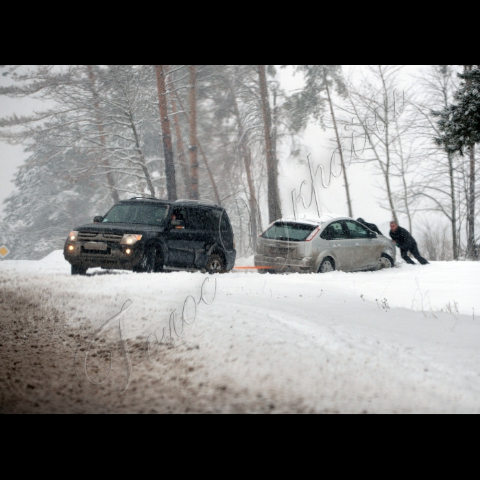 Негода паралізувала автомобільний рух на трасі у Тернопільській області неподалік міста Кременець. 