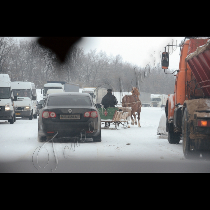 Негода паралізувала автомобільний рух на трасі у Тернопільській області неподалік міста Кременець. 