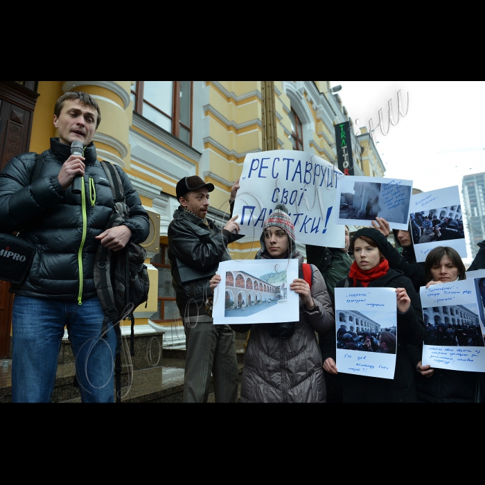 
Активісти Гостиного двору прийшли до посольства Кіпру на знак протесту проти дій формально кіпрських інвесторів, котрі руйнують історико-культурну спадщину українців. 