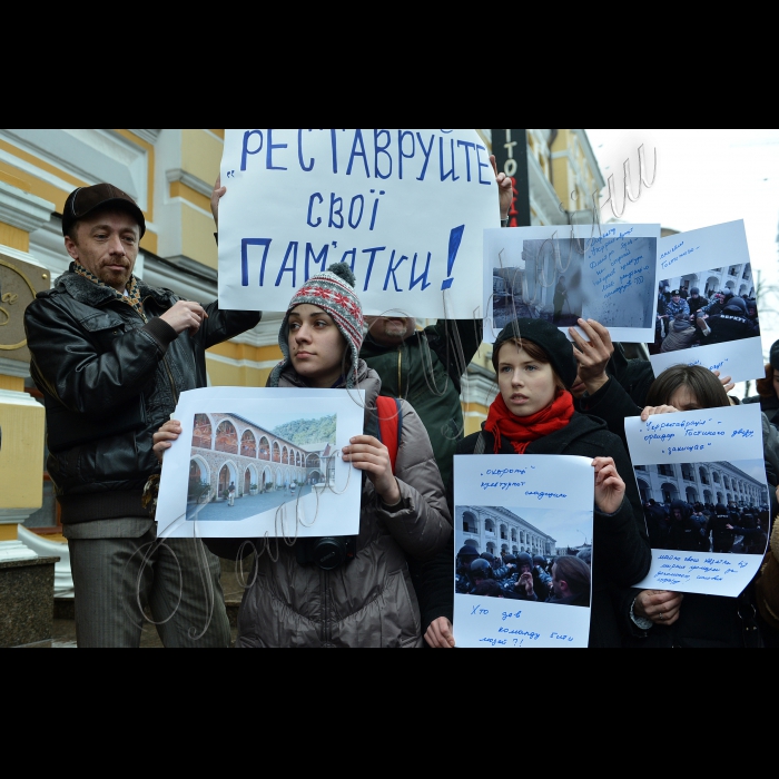 
Активісти Гостиного двору прийшли до посольства Кіпру на знак протесту проти дій формально кіпрських інвесторів, котрі руйнують історико-культурну спадщину українців. 