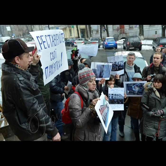 
Активісти Гостиного двору прийшли до посольства Кіпру на знак протесту проти дій формально кіпрських інвесторів, котрі руйнують історико-культурну спадщину українців. 