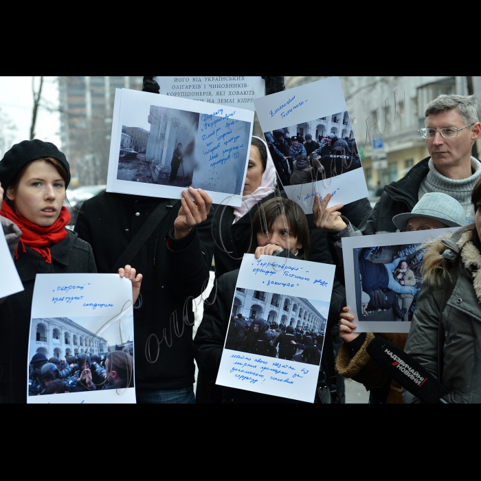 
Активісти Гостиного двору прийшли до посольства Кіпру на знак протесту проти дій формально кіпрських інвесторів, котрі руйнують історико-культурну спадщину українців. 