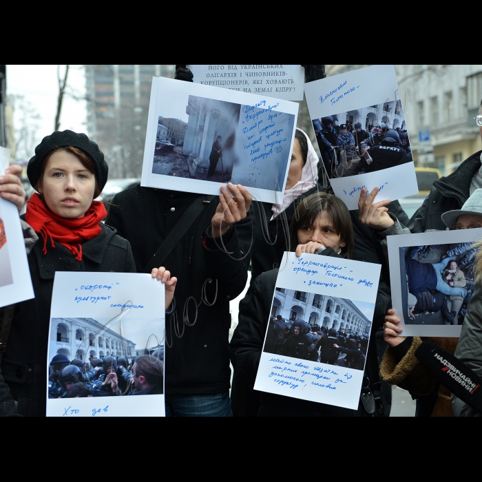 
Активісти Гостиного двору прийшли до посольства Кіпру на знак протесту проти дій формально кіпрських інвесторів, котрі руйнують історико-культурну спадщину українців. 