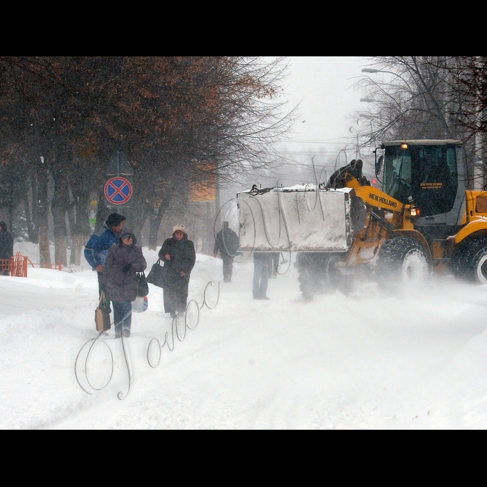 Київська область, Буча. Фури на Варшавському шоссе. Упродовж доби у Київській області випало 50 мм опадів (при місячні нормі 47 мм), що становить півметра снігового покрову. У зв'язку з ускладненням погодних умов (інтенсивний снігопад, хуртовина, замети) в області оголошено надзвичайну ситуацію. Ускладнений рух авто- та залізничного транспорту, у деяких місцях проїзд заблоковано заметами.

