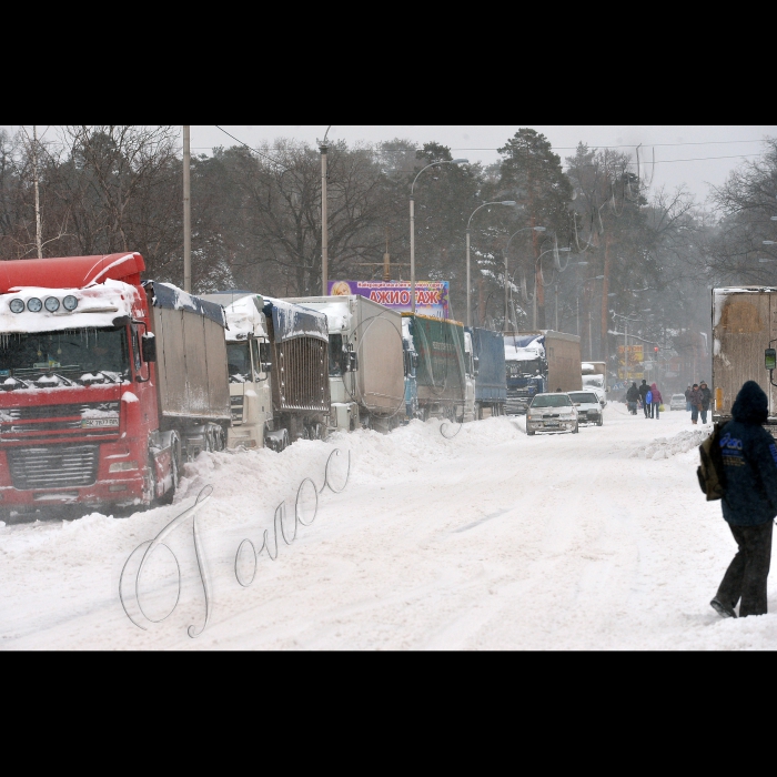 Київська область, Буча. Фури на Варшавському шоссе. Упродовж доби у Київській області випало 50 мм опадів (при місячні нормі 47 мм), що становить півметра снігового покрову. У зв'язку з ускладненням погодних умов (інтенсивний снігопад, хуртовина, замети) в області оголошено надзвичайну ситуацію. Ускладнений рух авто- та залізничного транспорту, у деяких місцях проїзд заблоковано заметами.

