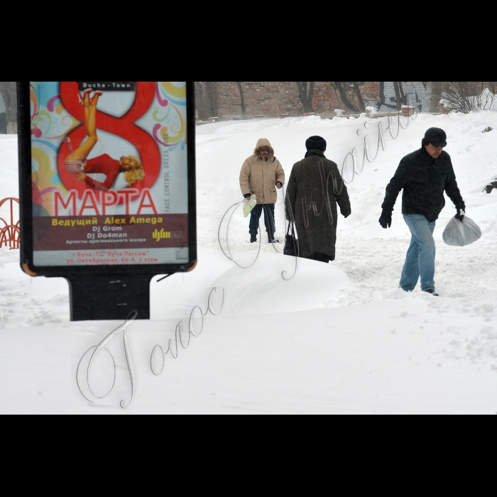 Київська область, Буча. Фури на Варшавському шоссе. Упродовж доби у Київській області випало 50 мм опадів (при місячні нормі 47 мм), що становить півметра снігового покрову. У зв'язку з ускладненням погодних умов (інтенсивний снігопад, хуртовина, замети) в області оголошено надзвичайну ситуацію. Ускладнений рух авто- та залізничного транспорту, у деяких місцях проїзд заблоковано заметами.

