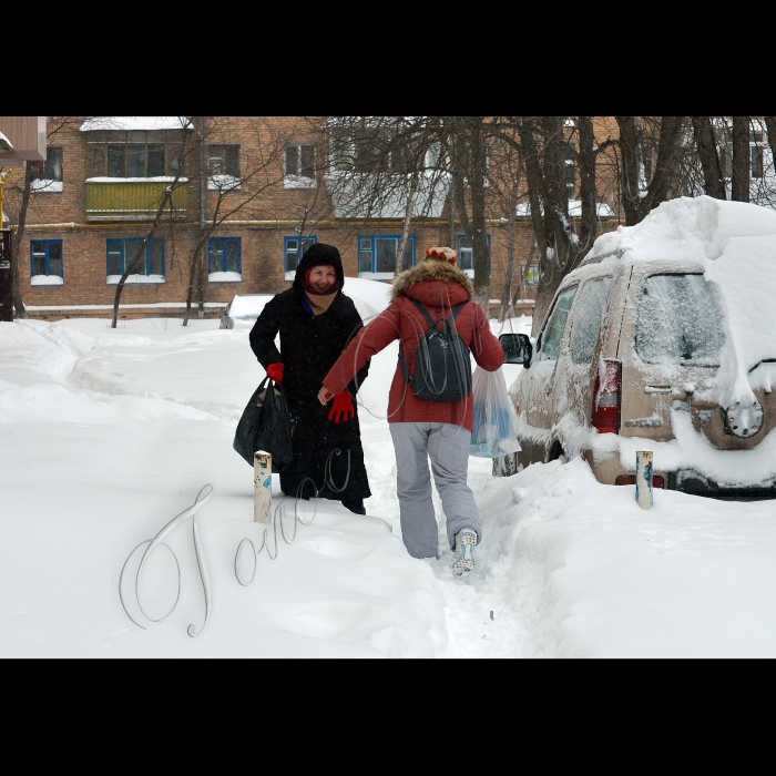 Київська область, Буча. Фури на Варшавському шоссе. Упродовж доби у Київській області випало 50 мм опадів (при місячні нормі 47 мм), що становить півметра снігового покрову. У зв'язку з ускладненням погодних умов (інтенсивний снігопад, хуртовина, замети) в області оголошено надзвичайну ситуацію. Ускладнений рух авто- та залізничного транспорту, у деяких місцях проїзд заблоковано заметами.

