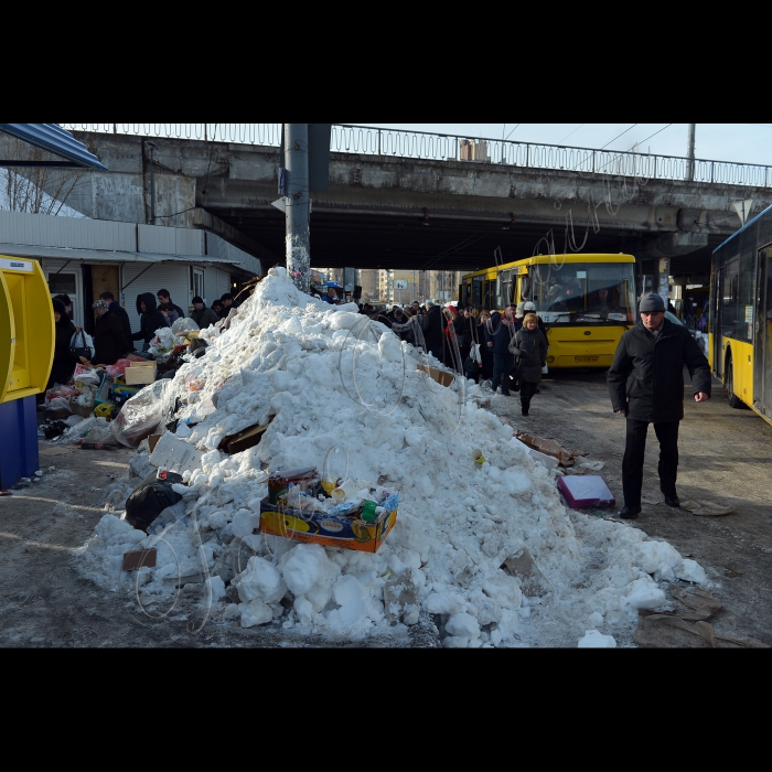 Снігові кучугури на зупинках громадського транспорту біля метро «Святошин».