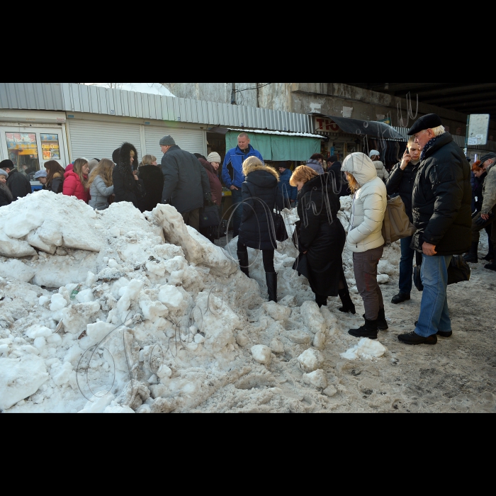 Снігові кучугури на зупинках громадського транспорту біля метро «Святошин».