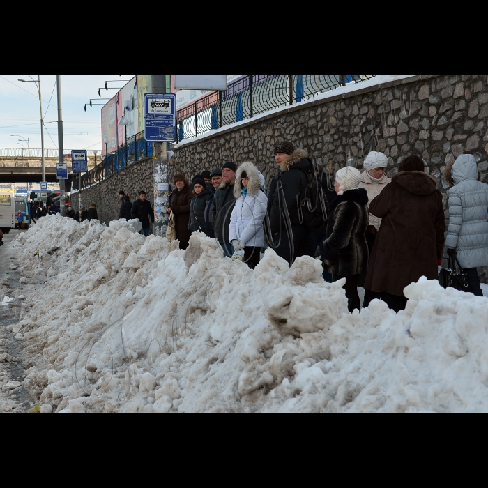 Снігові кучугури на зупинках громадського транспорту біля метро «Святошин».