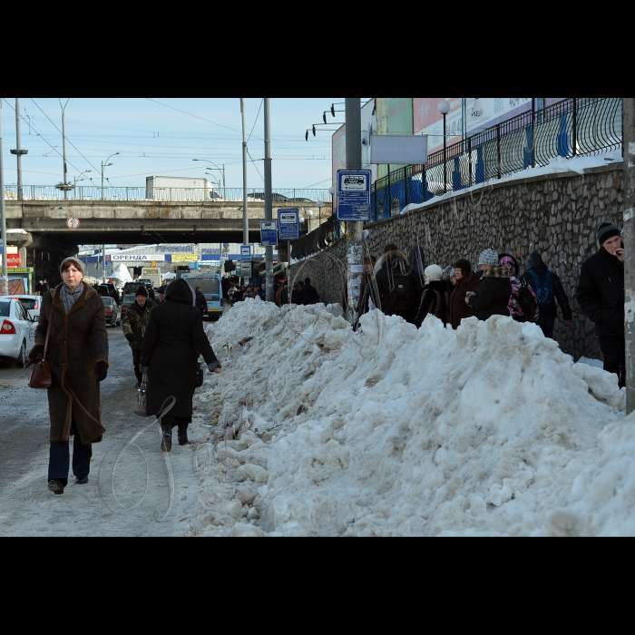 Снігові кучугури на зупинках громадського транспорту біля метро «Святошин».