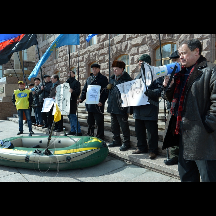 Біля КМДА Київська міська організація Конгресу Українських Націоналістів разом із партнерами по 