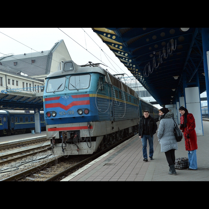 Київ. Залізничний вокзал.
З 6 квітня 2013 року вводиться продаж іменних проїзних документів на залізничні пасажирські перевезення.
