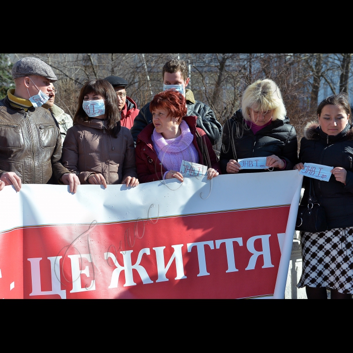 Акція «Килимок для Президента». Хворі на хронічну ниркову недостатність, які опинилися під загрозою припинення лікування, вийшли на протест під стіни адміністрації Президента та Черкаської облдержадміністрації. Пацієнтські організації та представники громадськості розгорнули біля АПУ  шестиметрове доручення Президента України, не виконане черкаськими можновладцями  і передадуть Віктору Януковичу поіменний перелік чиновників, які “витирають ноги” об його доручення. 