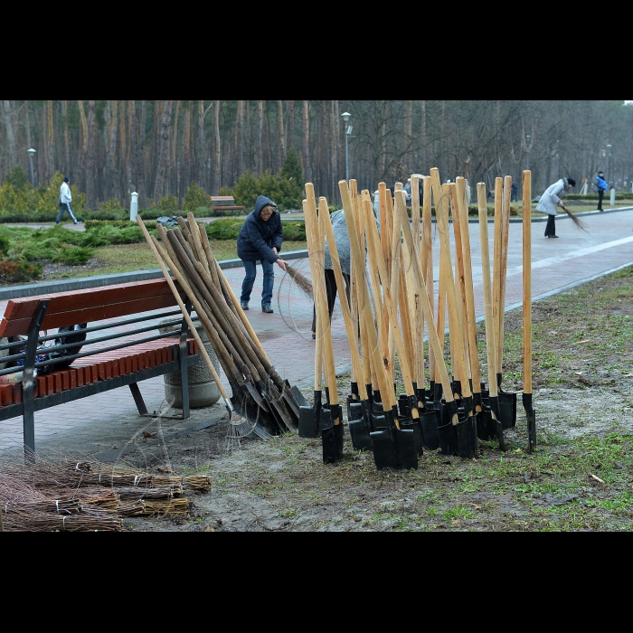 Київ. Суботник у парку «Перемога» (Дніпровський район, біля метро «Дарниця»).