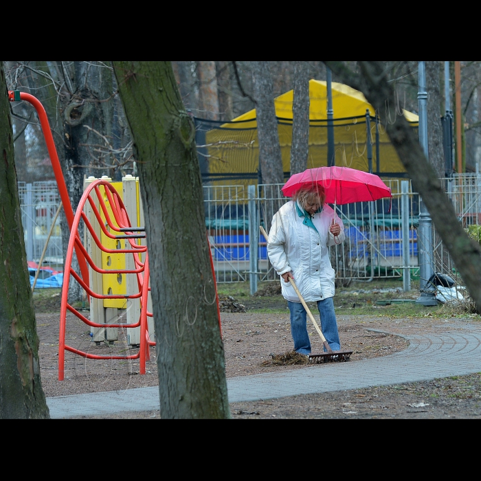 Київ. Суботник у парку «Перемога» (Дніпровський район, біля метро «Дарниця»).