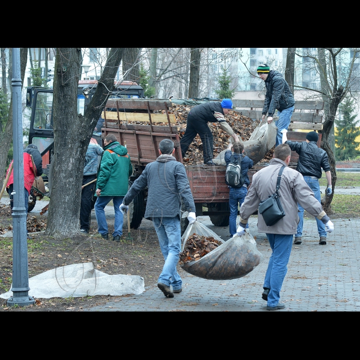 Київ. Суботник у парку «Перемога» (Дніпровський район, біля метро «Дарниця»).