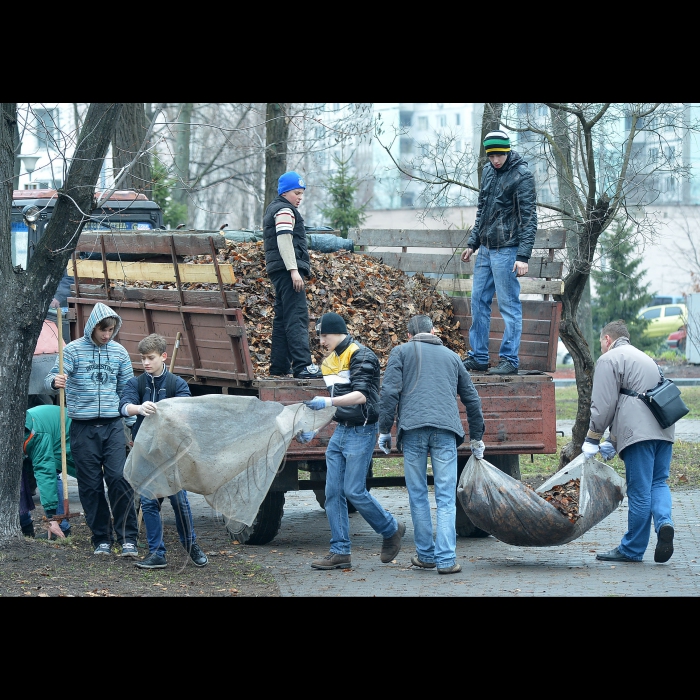 Київ. Суботник у парку «Перемога» (Дніпровський район, біля метро «Дарниця»).