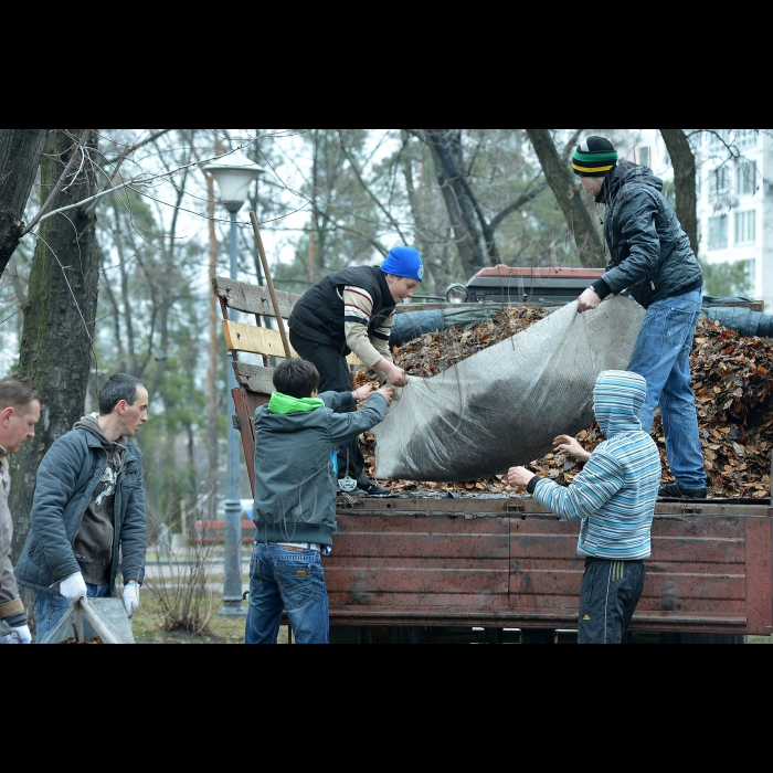 Київ. Суботник у парку «Перемога» (Дніпровський район, біля метро «Дарниця»).